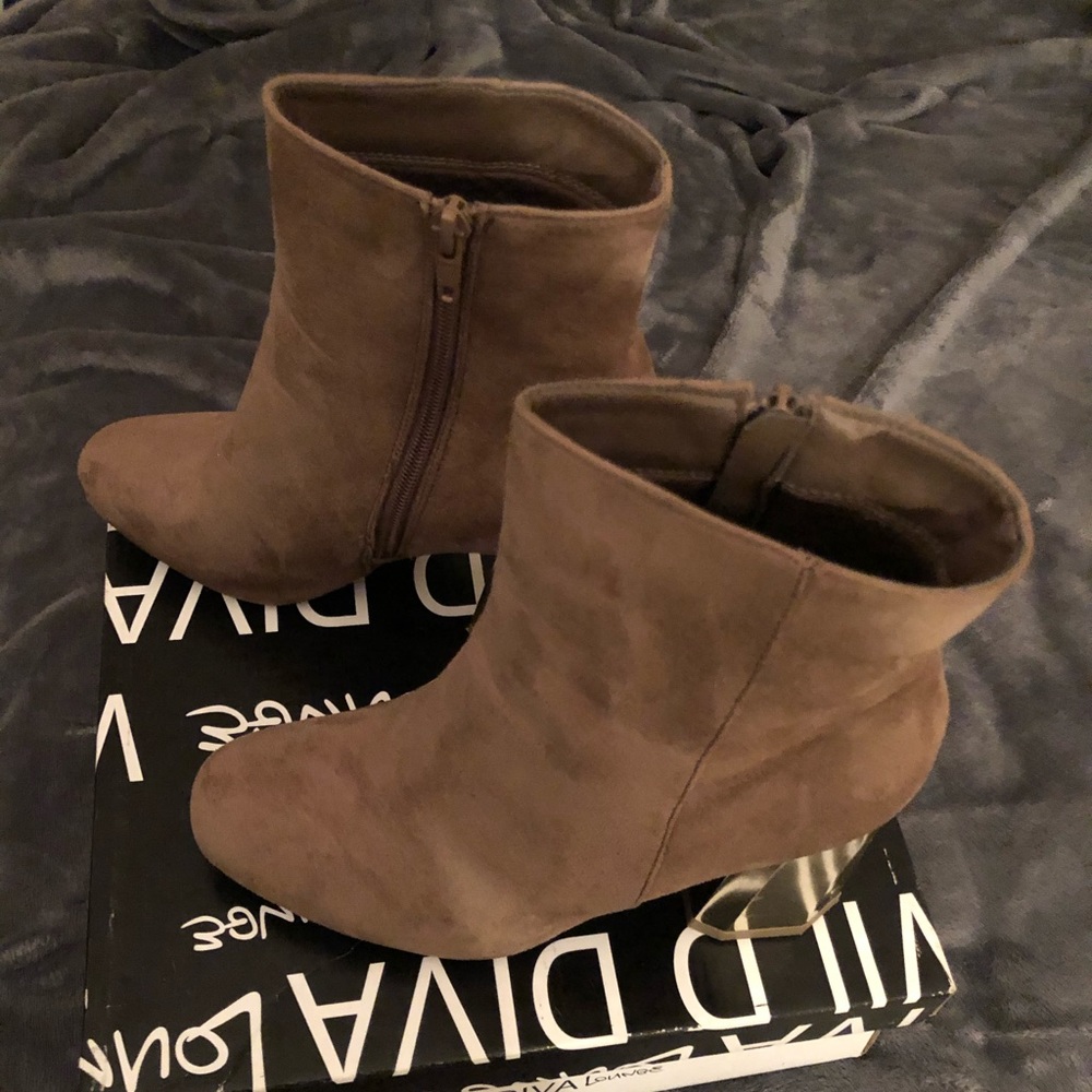 Gold Heel Tan Suede Size 7.5 Boots 👢